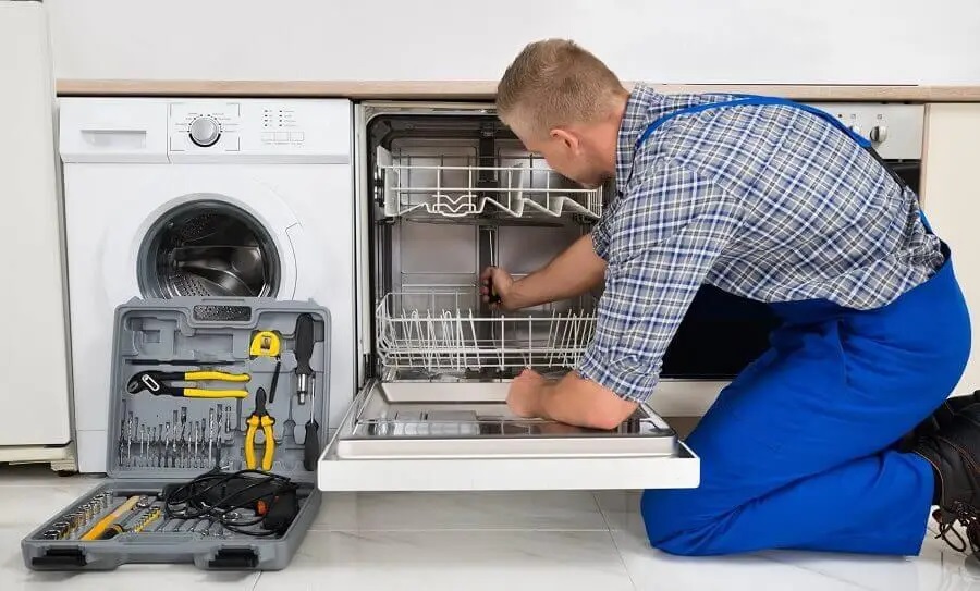 Kartepe Vaillant servisi teknisyen ekibi beyaz eşya tamiri yaparken